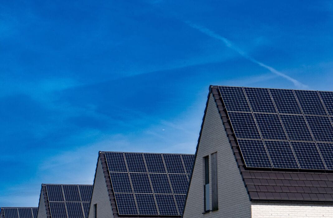 Instalación de placas solares en una vivienda