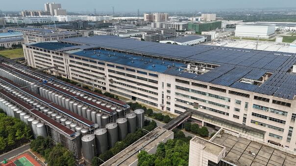 Instalación de placas solares en una empresa o nave industrial